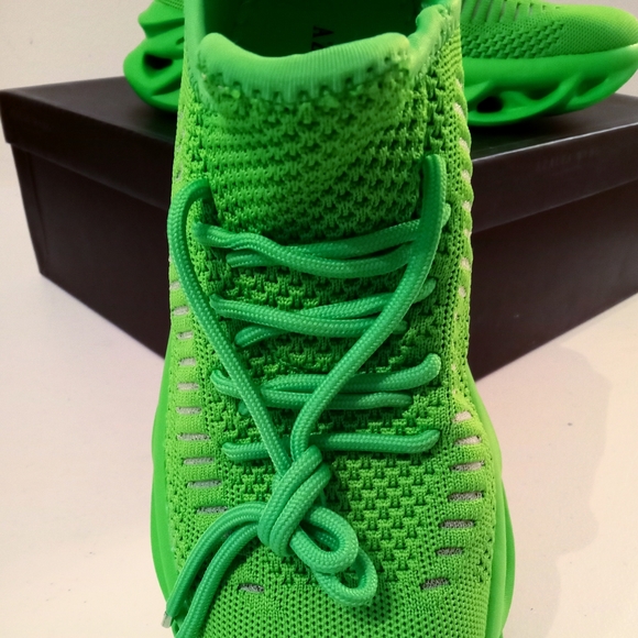 NWT NIB🎁FREE GIFT INCLUDED Sneakers Stretch Knit Upper Texture Rubber Outsole - Picture 7 of 10